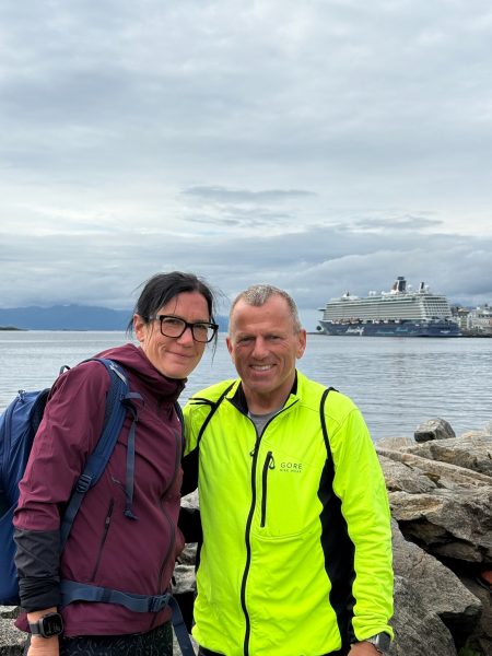 Kathi und Eddy am Ufer, im Hintergrund liegt die Mein Schiff 3 am Kai.