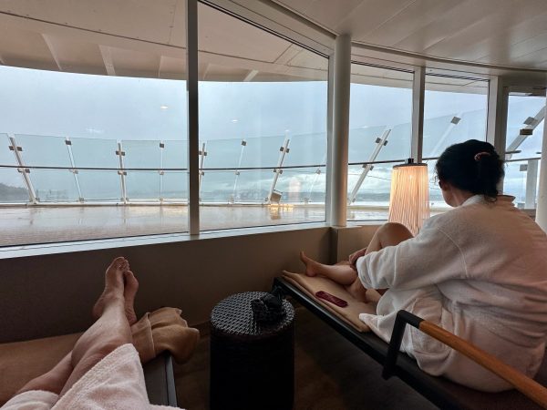 Ruheraum der Sauna an Bord, Blick durch die Fensterfront auf den regennassen Hafen von Stavanger.